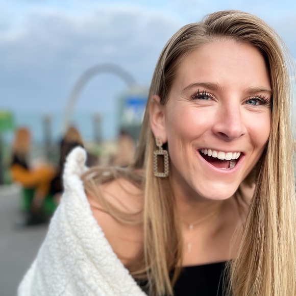 Meet your Posher, Lanie - Picture 2 of 3